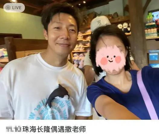 撒贝宁夫妇海洋王国被偶遇，带娃打水仗家庭氛围超好