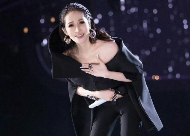 萧亚轩回归首唱惹争议，蹲下艰难起身，被质疑假唱