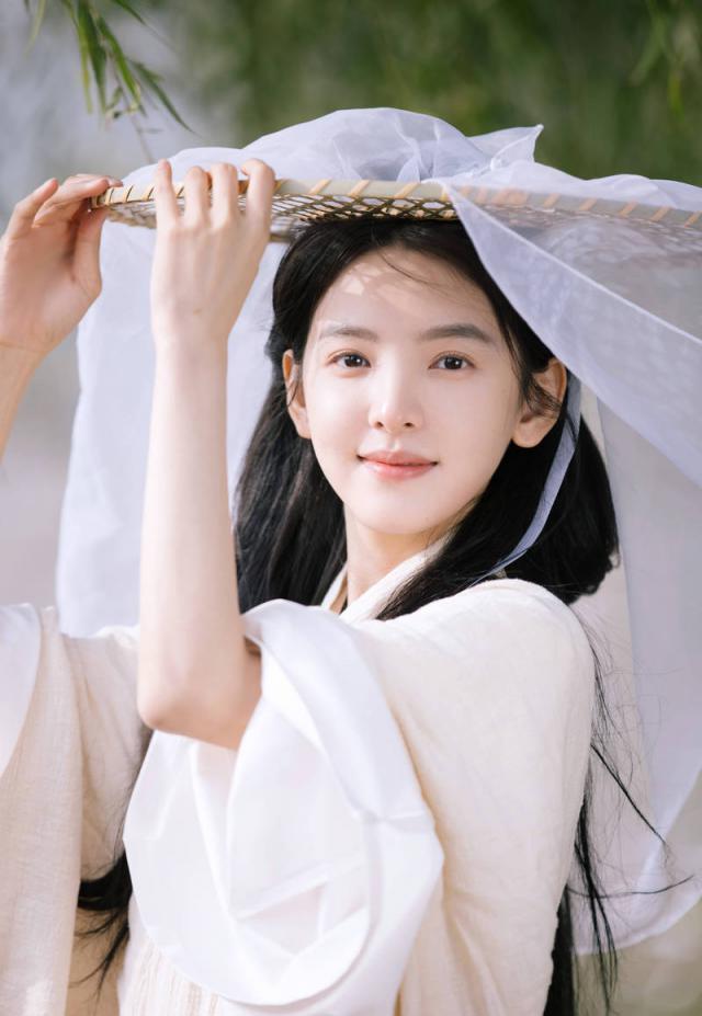 章若楠一袭古风白衣头戴幕帘 气质清雅温婉