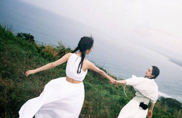 佟丽娅与董璇出游晒照 穿镂空裙纯洁恬静