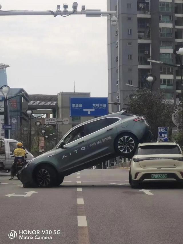 外媒：iPhone 15 Pro Max近乎完美 但有一个大问题