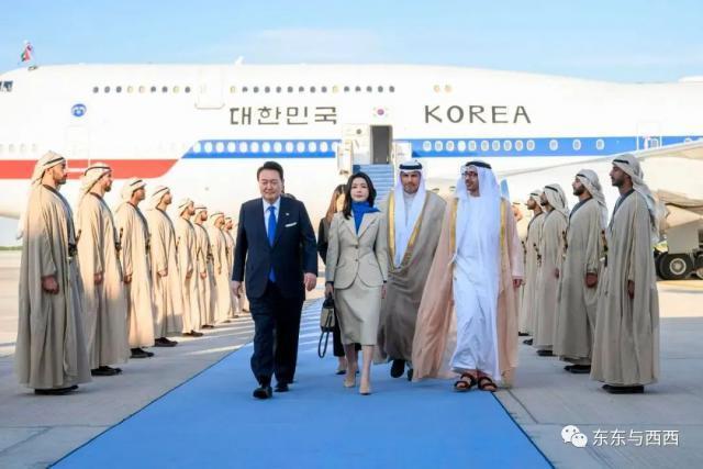 第一夫人看望老人捏脚喂饭，出访抢C位，把总统风头都抢完了