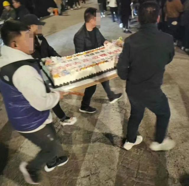 刘亦菲剧组杀青庆贺：请全组员工喝奶茶，送主创LV！