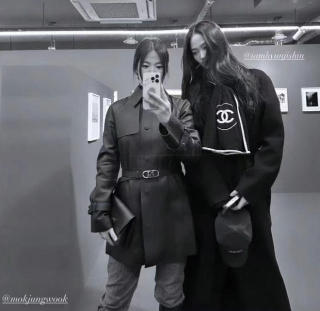 宋慧乔晒合照：束腰皮衣好酷炫，暖心为朋友做宣传！