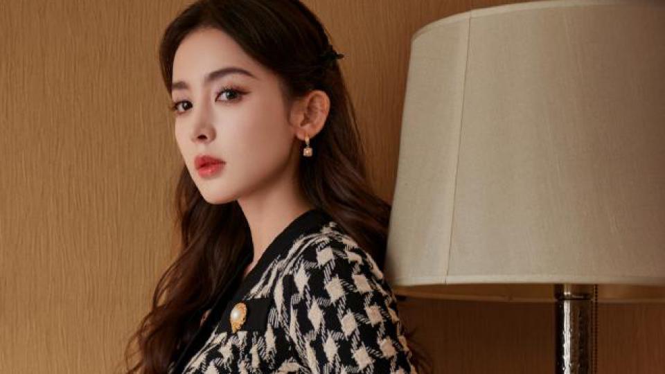 娜扎穿格纹套装露细腰美腿 镜头怼脸秀神颜