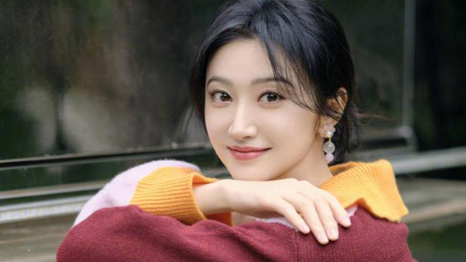 景甜穿彩色针织衫甜美可爱 笑容温暖治愈