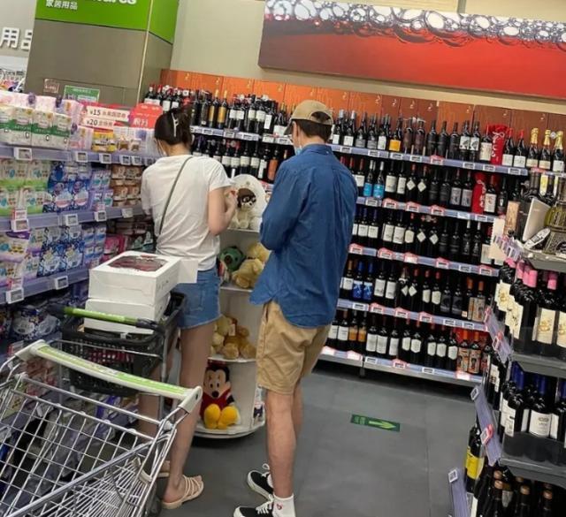 离了大谱！被插足戴绿帽，大导演自杀了…