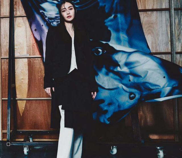 杨颖风波后露面，与辱华品牌合作登上外刊封面，暴瘦眼部凹陷