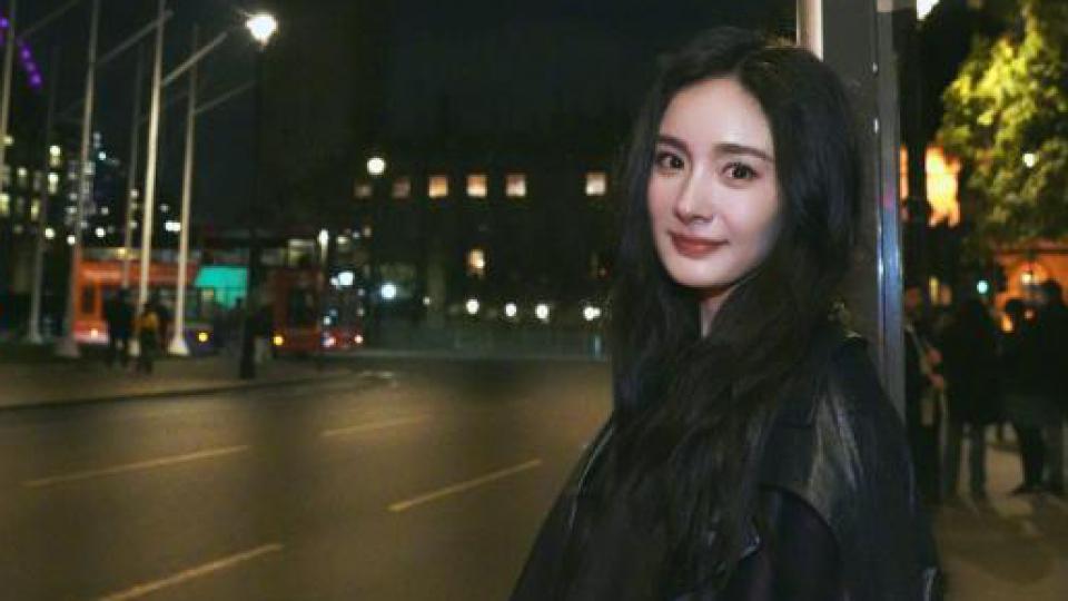 杨幂穿黑色皮衣酷飒有型 夜色中美貌发光