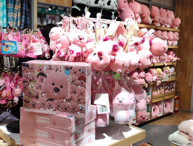 排队疯抢吸金上亿！年轻人的顶流“新欢”让迪士尼一夜失宠