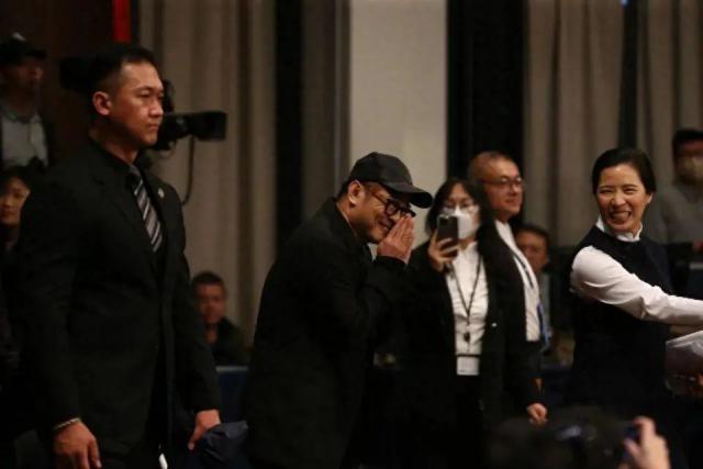 李连杰亲自辟谣死讯！双眼浑浊嘴唇发白，自曝每天吃药，曾险丧命