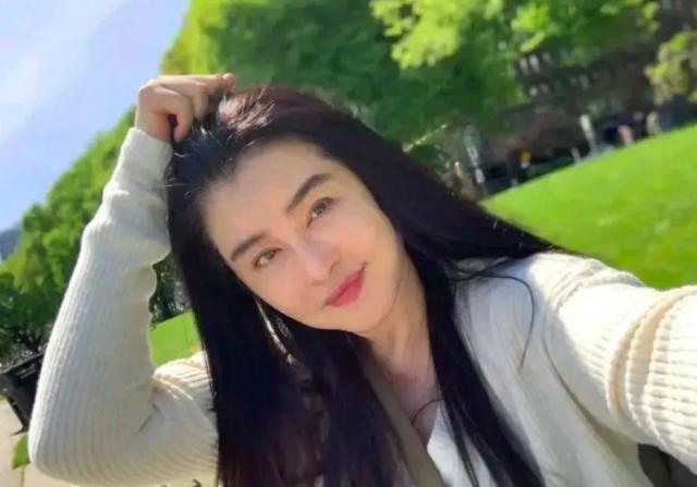 王祖贤在机场被偶遇，素颜引争议，私下品味很man