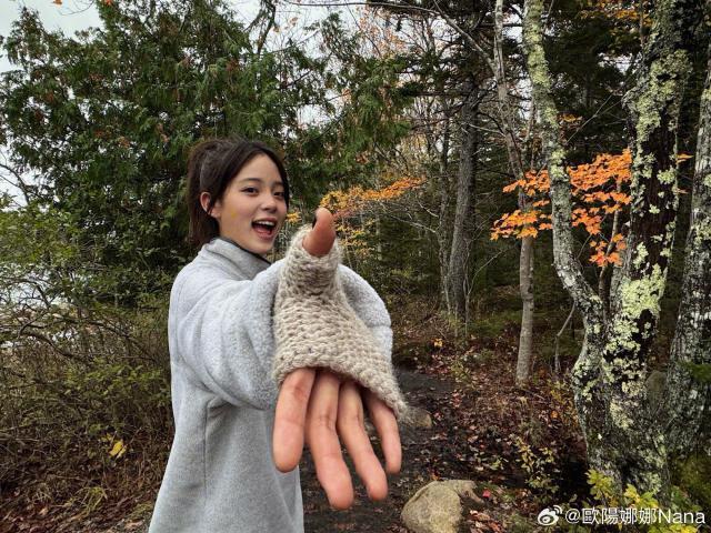 欧阳娜娜晒出游美照 扎马尾穿卫衣青春随性