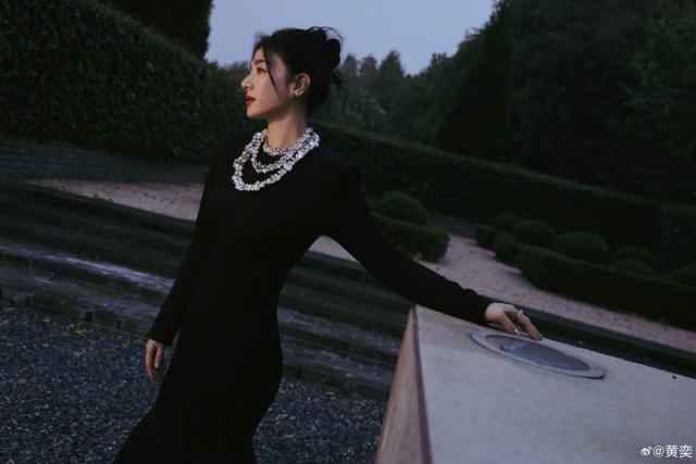 黄奕穿黑裙勾勒曼妙身姿 黑发红唇气场全开