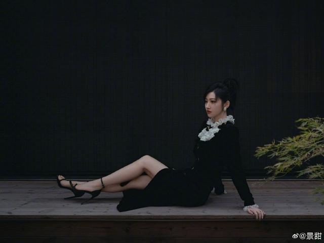 景甜穿蕾丝开叉黑裙又甜又飒 妆容精致贵气十足