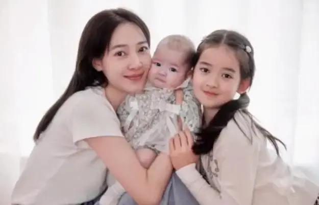 聂远老婆晒全家福庆结婚10周年，一家四口共用一张脸，颜值都好高