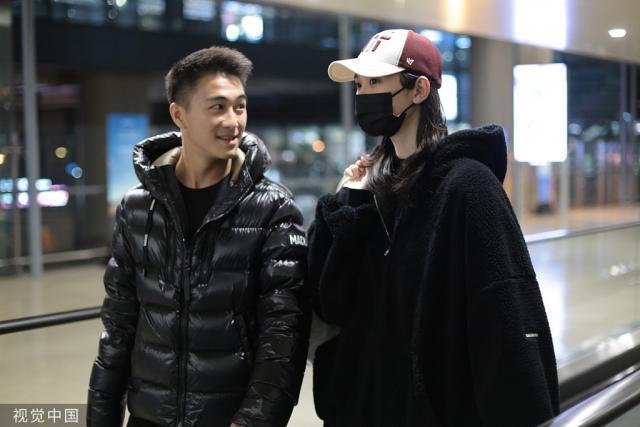 奚梦瑶何猷君抵达上海虹桥机场 夫妻二人甜蜜同框