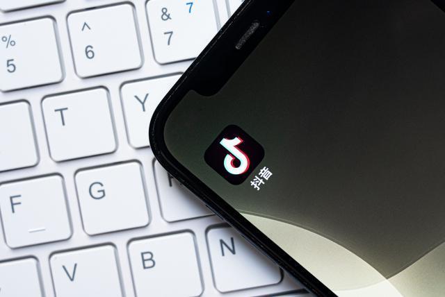 阿里停止拆分阿里云；iPhone 明年可与 Android 机通信；网友：千元特斯拉「赛博啤酒」很垃圾