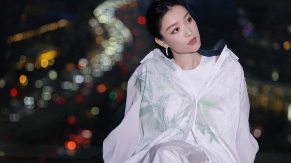 倪妮新中式造型优雅别致 气质清冷迷人