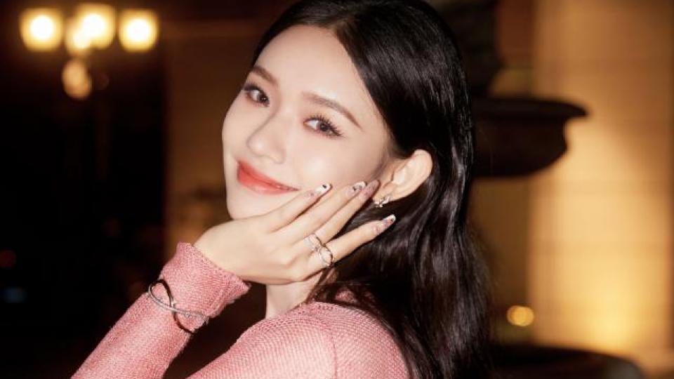 林允穿透视粉裙美腿若隐若现 回眸甜笑撩人