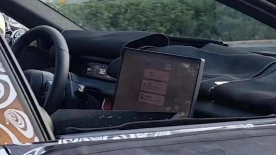 小米汽车内饰谍照首次曝光！中控屏超大 方向盘亮了