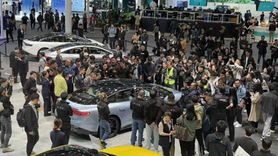 智界S7亮相广州车展，“含华量”最高的轿车惊艳全场