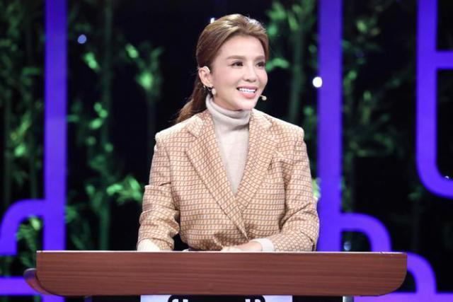 50岁朱迅退休后去爬山，玩滑轨摔倒放声大笑，似有整容痕迹