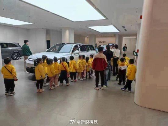 理想回应组织幼儿园小朋友试乘：配合幼儿园科普道路交通安全常识