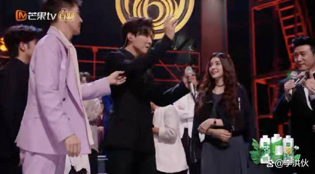 唐禹哲求完婚就塌房，11年前未婚生子立单身人设不结婚