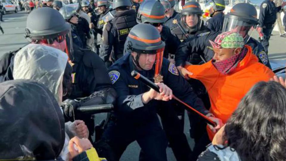 APEC期间海湾大桥暴发抗议活动，交通瘫痪，80人被捕