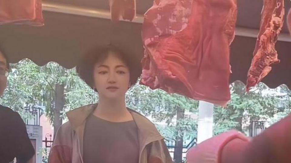 罗海琼市场买肉被偶遇，穿搭朴素不像明星，谁知丈夫竟是华谊副总