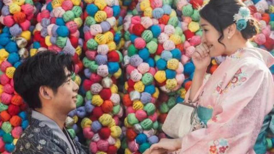 何超盈与小8岁老公秀恩爱，辛奇隆下跪哄老婆开心，甜蜜牵手亲吻