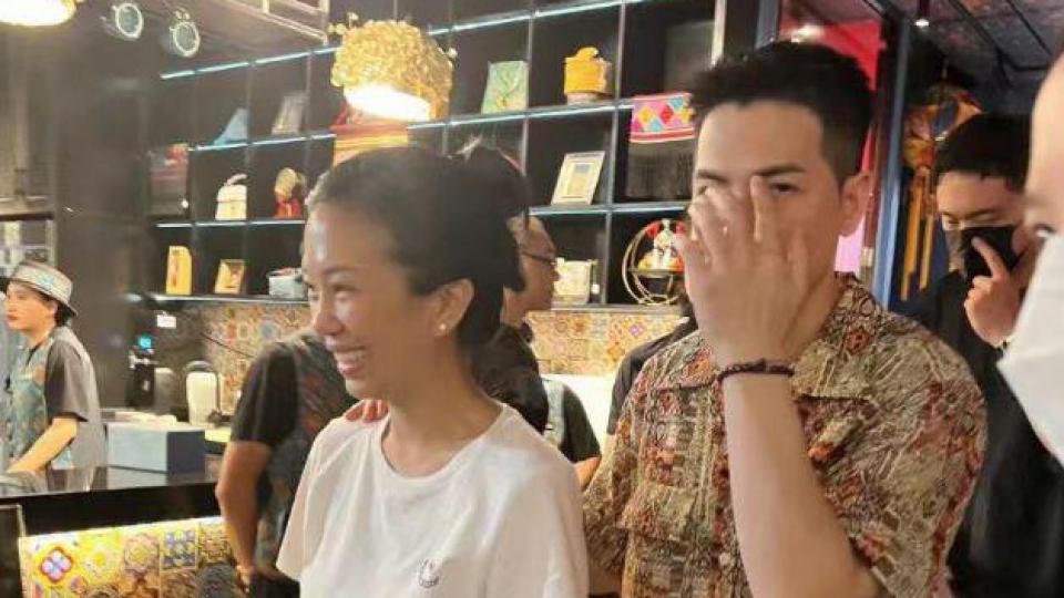 萧敬腾工作间隙忙秀恩爱，高调搂肩老婆好甜，林有慧笑得露出牙龈