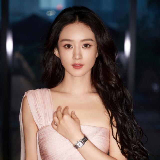 赵丽颖打脸抢饼传闻，穿过万私服进组拍片，此前被指跟杨幂争资源