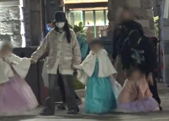 张杰谢娜带女儿游玩，打扮低调被拦门外，咘芽抢戴爸爸帽子超俏皮