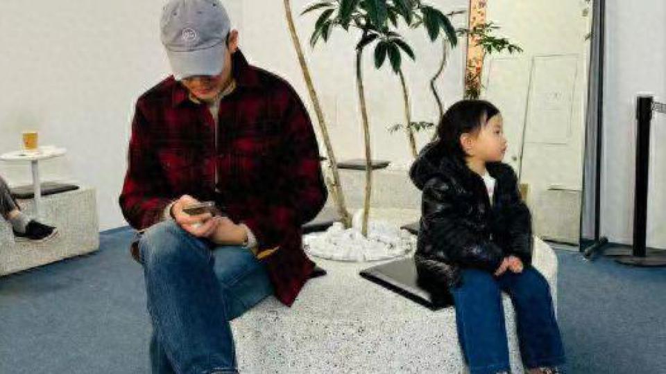 朱珠老公晒带娃日常，因不买冰激凌珠宝与爸爸斗气冷战