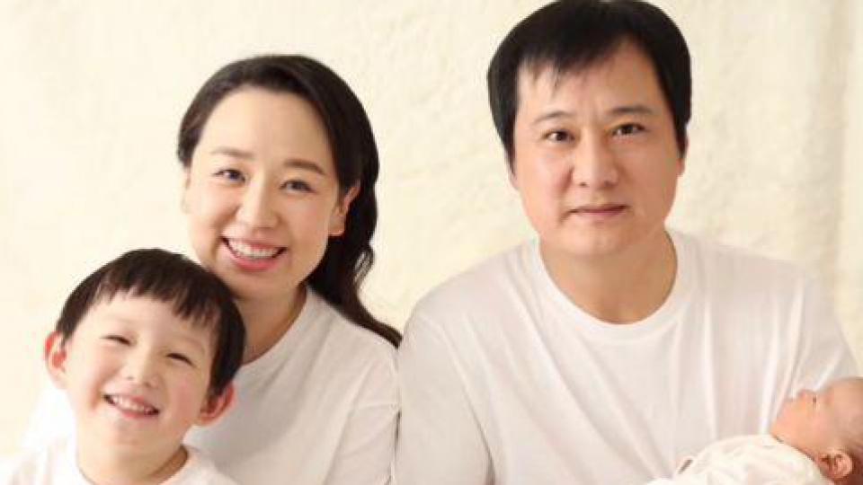 童星关凌晒照庆祝结婚12周年 儿女颜值超高