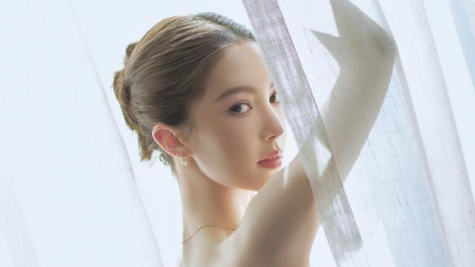 金晨穿抹胸裙亮相尽显好身材 盘发造型吸睛