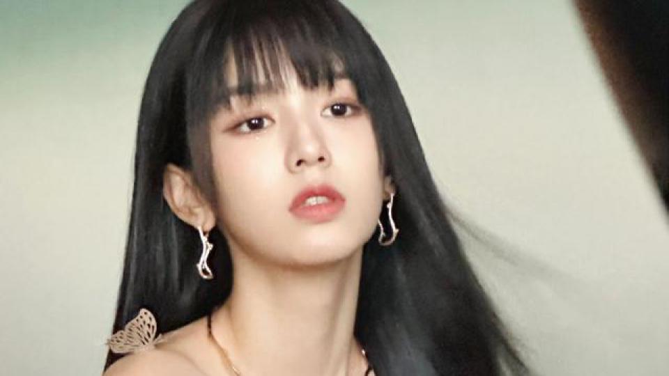 周也齐刘海黑长直秒变御姐 性感野猫妆高贵又冷艳