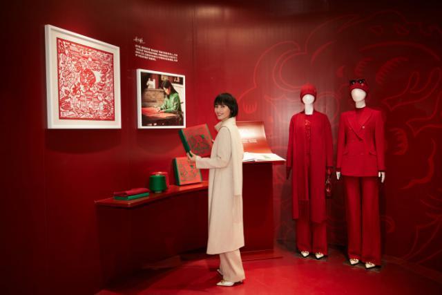 袁泉穿绿色大衣温柔干练 尽显知性气质