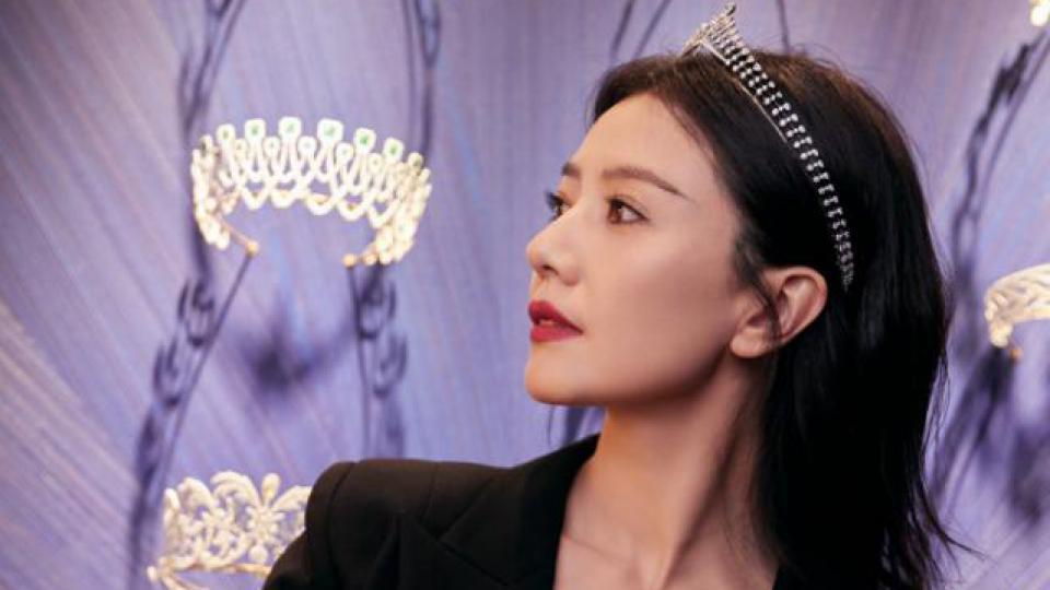 高圆圆珠宝大片释出 西装造型温婉大气