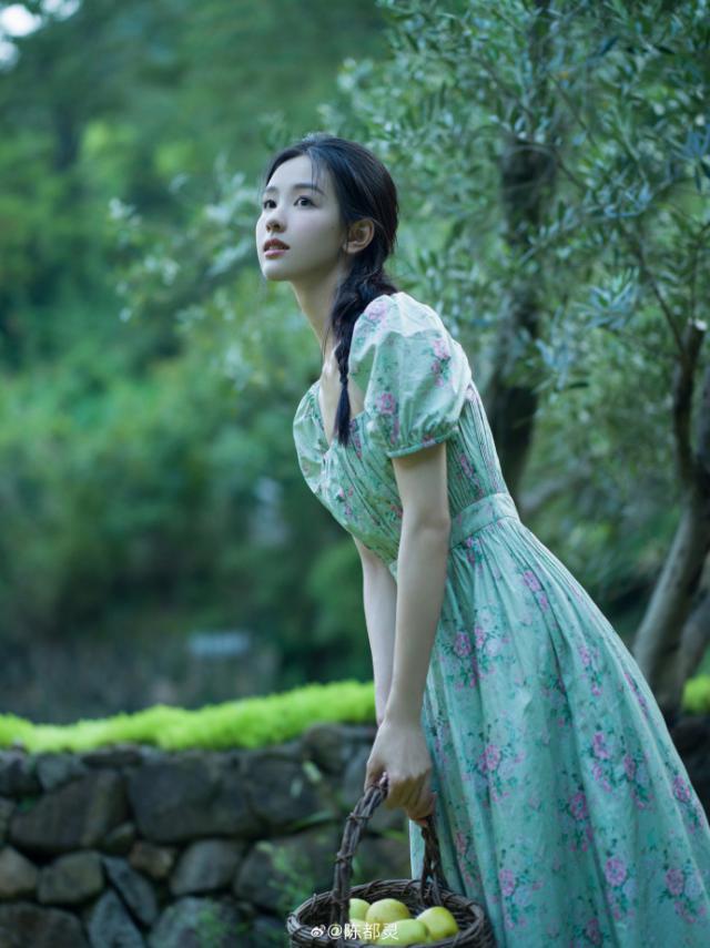 陈都灵扎麻花辫拍写真 绿色碎花长裙显清纯