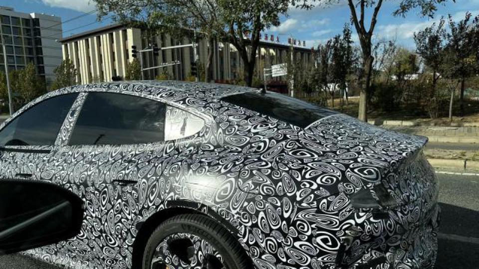 实拍小米汽车上路：激光雷达、黄色卡钳，年轻人的第一款轿跑？