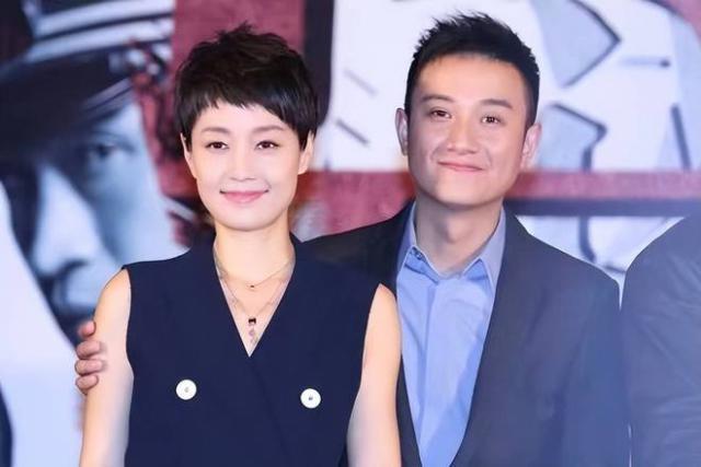 文章马伊琍家庭同框，庆祝大女儿八年级毕业，网友热议不断