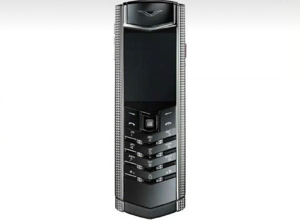 男子丢失30万手机女子捡到以为是老年机 活到老学到老