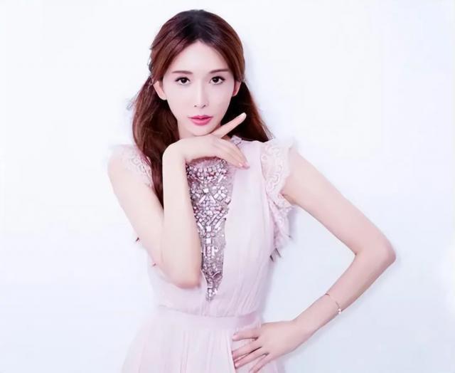 林志玲近照曝光，身材发福变臃肿，49岁蜕变成家庭主妇