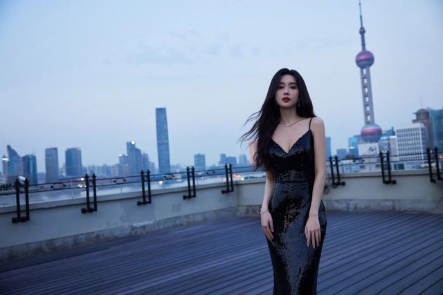 孟子义穿黑色露背长裙现身黄浦江边