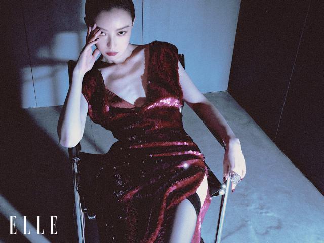 倪妮最新封面大片，静静感受一个人的夜