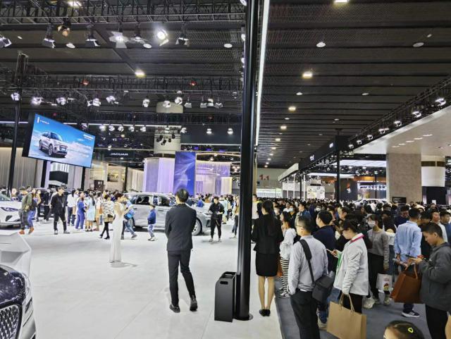 车展请的车模，已经吸引不了专业观众