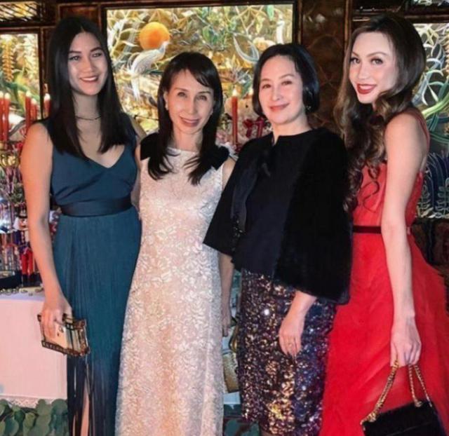 奚梦瑶和何超欣合影，秀鸽子蛋钻石戒指